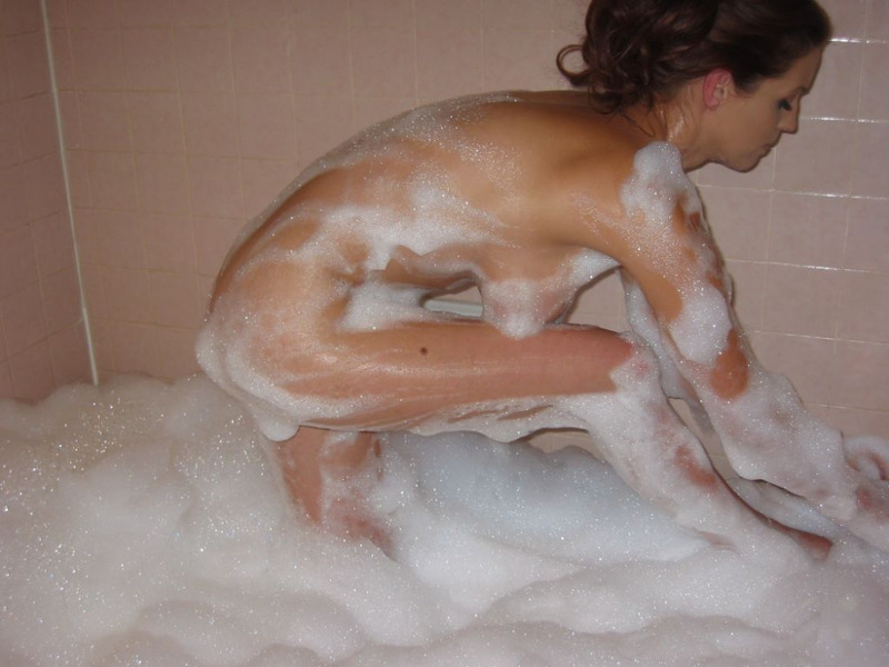 Милфа с силиконовыми сиськами раздевается перед ванной - секс порно фото