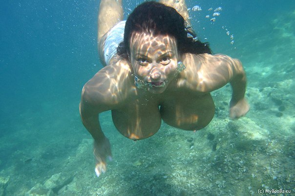 Сорокалетние лесбиянки с большими сиськами на море - секс порно фото