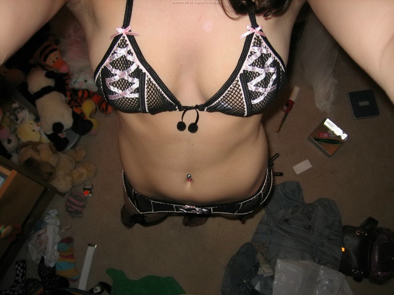 Откровенные селфи стройной девушки перед зеркалом - секс порно фото