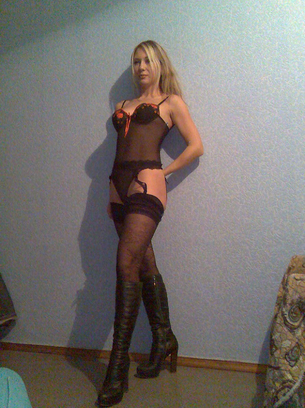 Стройная блондинка позирует в сексуальном белье - секс порно фото