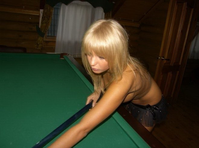 Блондинка в сауне играет в бильярд голышом - секс порно фото