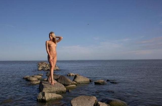 Хрупкая 18-летняя девушка позирует голышом - секс порно фото