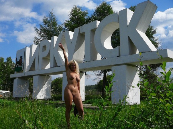 Случайные прохожие фотографируют голых русских девушек на улице и в подъезде - секс порно фото