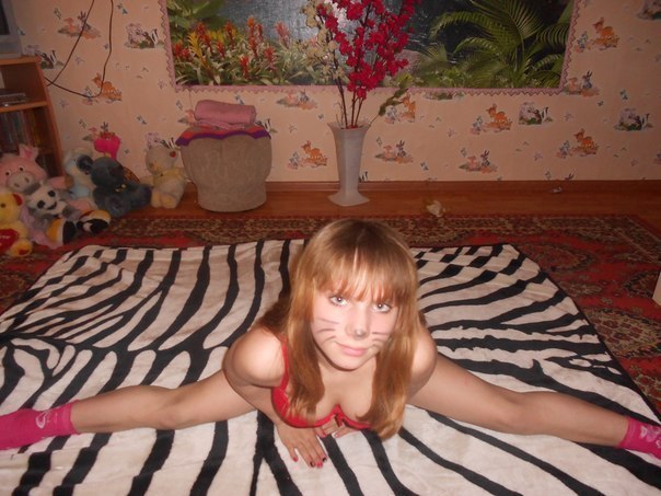 Случайные прохожие фотографируют голых русских девушек на улице и в подъезде - секс порно фото