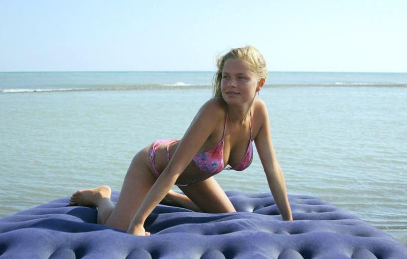 18-летняя блондинка показывает сиськи сняв купальник - секс порно фото
