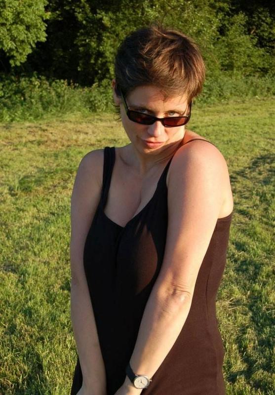 Женщина за 40 обнажила сиськи в поле - секс порно фото