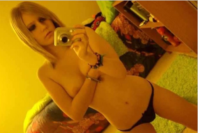 Откровенные селфи голых студенток - секс порно фото